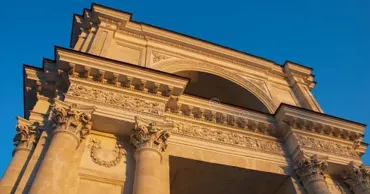 Триумфальную арку оформят в госсобственность для реставрации