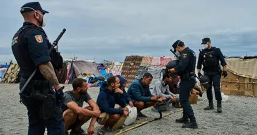 Испанская полиция начала выселение крупнейшего лагеря мигрантов в Сеуте