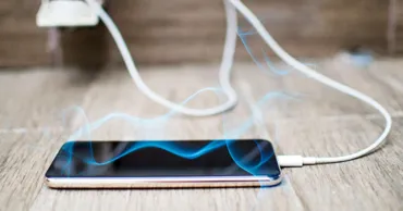 De ce se încinge telefonul la încărcare și când ar trebui să te îngrijorezi