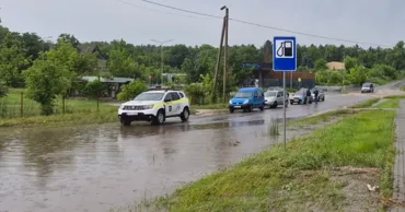 Ploile torențiale au inundat un drum din raionul Sângerei