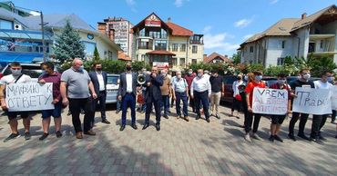 Члены ПСРМ устроили митинг перед клиникой Гацкана.