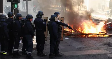 Франция в ожидании протестов: готовят полицейских, Лувр и другие музеи закрыты