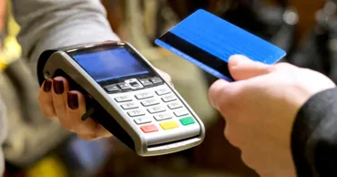 Fiscul obligă mai mulți agenți economici să accepte plăți cu cardul din 1 iulie