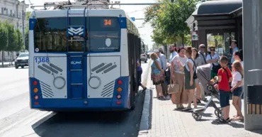 Canicula sufocă Chișinăul: Deplasarea cu troleibuzul devine tot mai dificilă