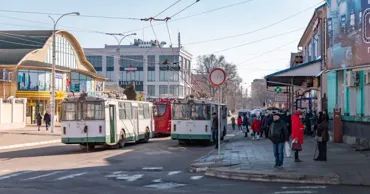 Un copil de 7 ani, spitalizat după ce s-a rănit când ieșea din troleibuz