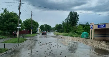 Drumarii intervin pentru evacuarea apei și curățarea carosabilului după ploi