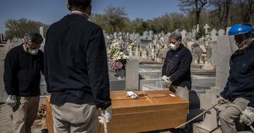 Правительство Испании объявит в стране 10-дневный национальный траур по жертвам пандемии коронавируса.