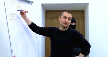 Опубликовано новое видео с Платоном: он рисует схему кражи миллиарда.