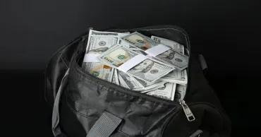 В США мужчина нашел у банкомата сумку с $128 тысячами и вернул все деньги