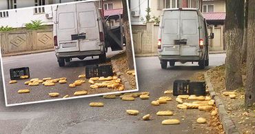 Десятки батонов хлеба обнаружили посреди дороги в Бельцах.