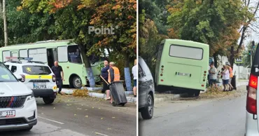 В Комрате водитель автобуса потерял сознание за рулем и врезался в дерево
