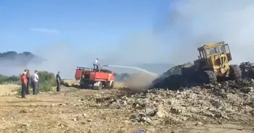 В Калараше пожар на свалке охватил около четырех гектаров и лесополосу