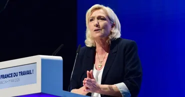 Macron o dă în judecată pe Le Pen pentru că i-ar fi furat sloganul de campanie