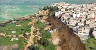 Un oraș din sudul Siciliei se află pe marginea unei prăpastii după o alunecare de teren