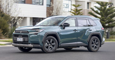 Toyota не планирует переводить актуальный кроссовер RAV4 на электротягу