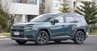 Toyota не планирует переводить актуальный кроссовер RAV4 на электротягу