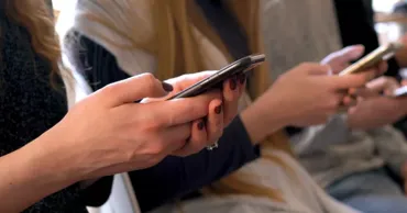 Studiu: Rețelele sociale, principala sursă de educație financiară pentru tineri