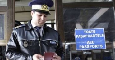 Румынские пограничники выявили молдаванина без прав за рулем трактора.