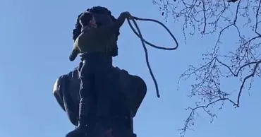 На памятник Пушкину в Одессе накинули петлю, повесили объявление: Ищу бульдозер