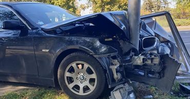 Водитель BMW влетел в рекламный щит.