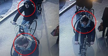 Полиция разыскивает велосипедистов за наезд на женщину на тротуаре.