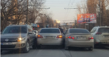 На Ботанике три автомобиля не поделили дорогу.