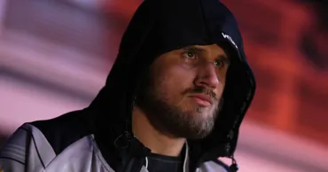 Романова унесли на носилках после удара в пах в полуфинале Гран-при PFL