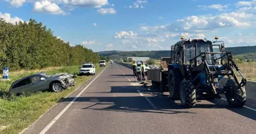 Возле Кожушны Honda столкнулась с прицепом трактора: водитель в больнице