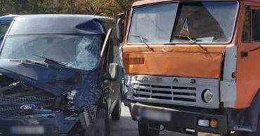 В столице столкнулись "КамАЗ" и микроавтобус, водителям потребовалась медпомощь.