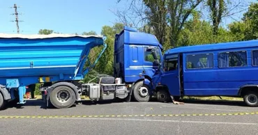 Un microbuz s-a ciocnit cu un camion la Ungheni: 15 pasageri, transportați la spital
