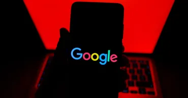 Un fost inginer Google, găsit vinovat de furtul tehnologiilor de inteligență artificială pentru China