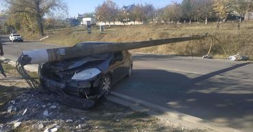 В Хынчештском районе автомобиль врезался в столб.