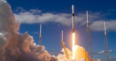 SpaceX запустила ракету Falcon 9 с новой партией спутников Starlink. Фото: habr.com.