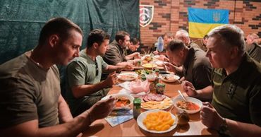 Зеленский рассказал, как во время поездок в зону ООС привыкает к быту военных.