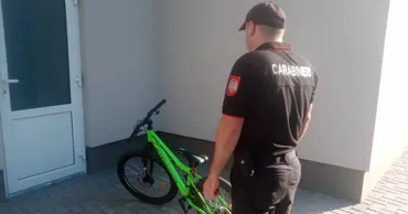 Carabinierii au găsit un scuter și o bicicletă furată și au reținut un bărbat agresiv