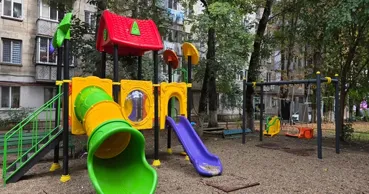 Două terenuri de joacă, amenajate în sectorul Buiucani al Capitalei