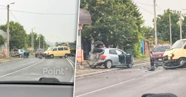 Три автомобиля столкнулись в Пересечино: пострадала водитель Toyota