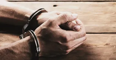 Un bărbat, condamnat la 15 ani de închisoare pentru tentativă de omor a concubinei sale