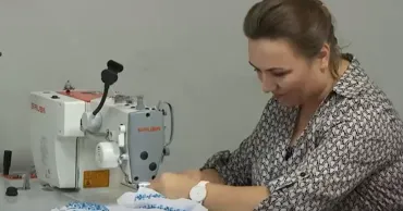 Haine făcute cu drag de tradiție: Povestea unei profesoare care a devenit designer