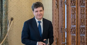 Президент Румынии вновь собрал партии на консультации по формированию правительства