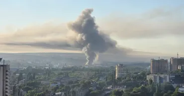 В Кишиневе тушат крупный пожар на складе стройматериалов
