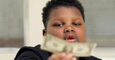 Мальчик отдал доллар миллионеру, спутав с бездомным: тот его вознаградил