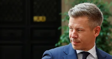 Премьера Венгрии допросили по делу об "украденном" телефоне