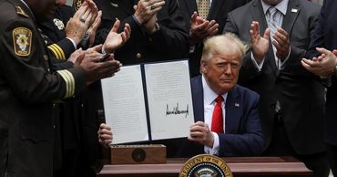 Трамп подписал указ о реформе полиции после волны протестов.