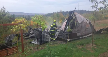 Incendiu la Buțeni: O cabană a fost cuprinsă de flăcări