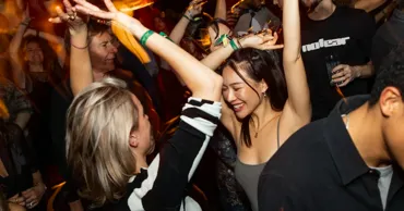 Исследование: Танцы на рейвах укрепляют тело и психику женщин старше 40