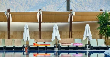 Hotelurile declară război „rezervării” șezlongurilor: Ce riscă turiștii grăbiți