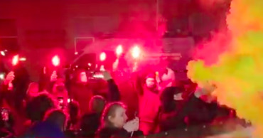 В Киеве протестующие зажгли файеры у больницы, где лечится Зеленский.