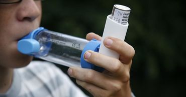 Аллергическая астма может оказаться защитным фактором при коронавирусе, выяснили ученые.