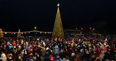 По примеру города Оргеева в Тараклии торжественно зажжены огни Рождественской Елки.